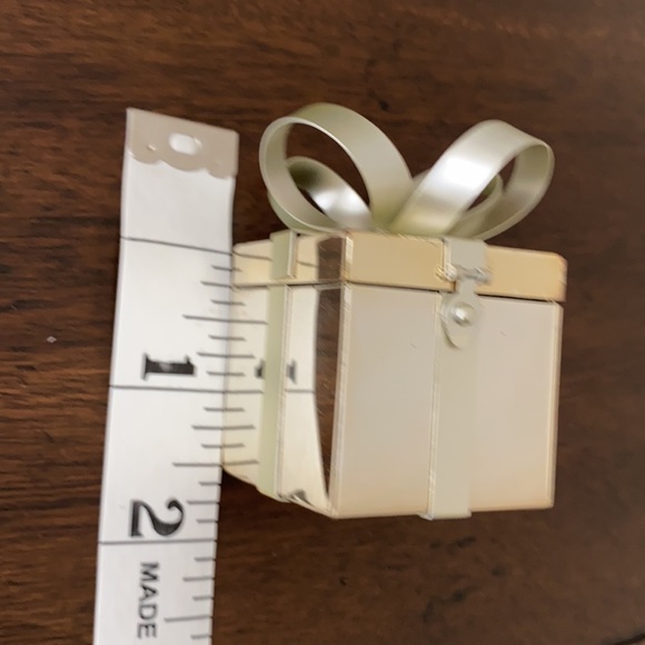 GUC metallic ring box with hinge and bow on top - Picture 13 of 13